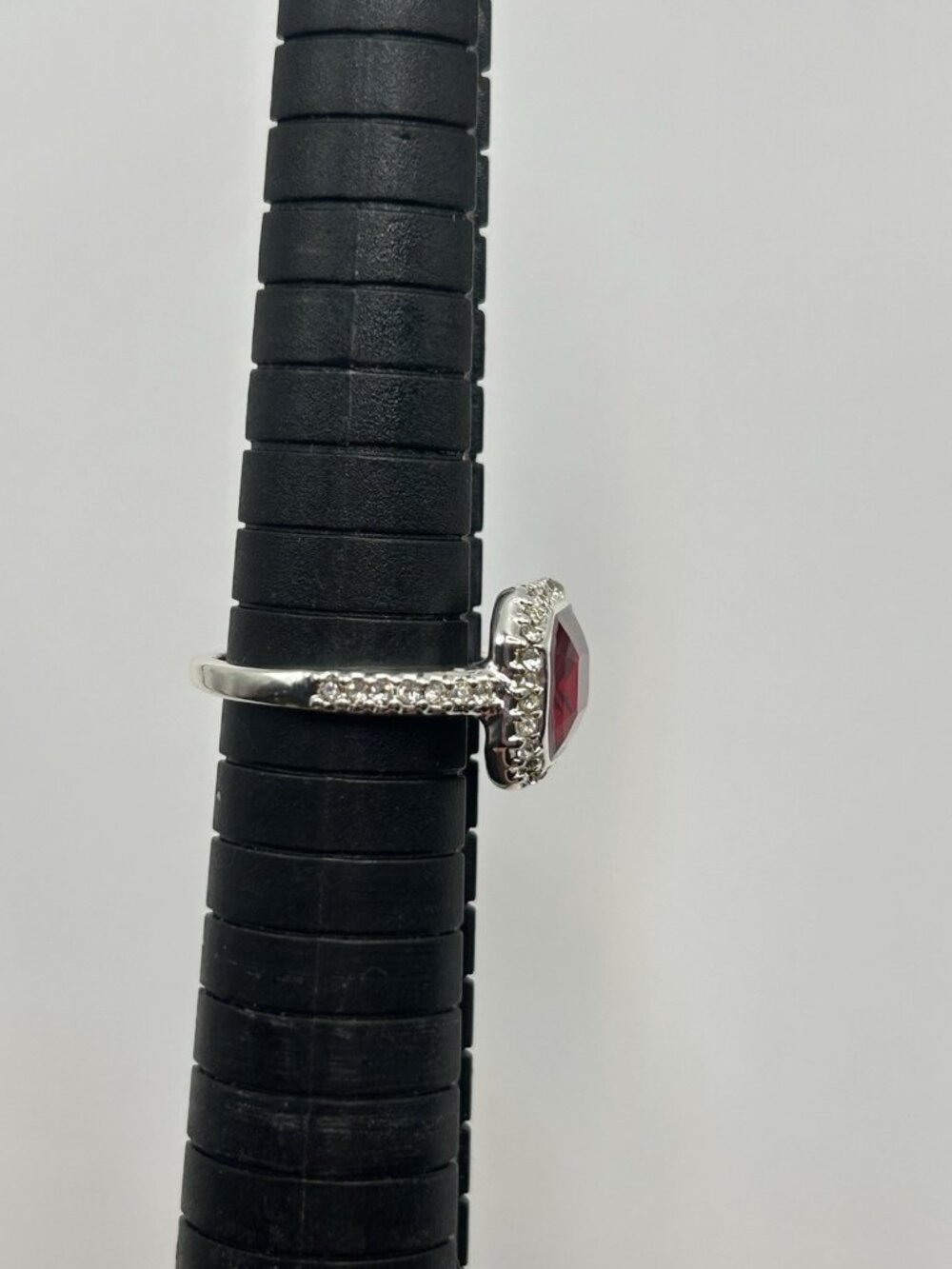 AVON Ring Size 6 Silver Tone Red Deco With Box Jewelry Christmas Holidays Gift - Picture 11 of 12